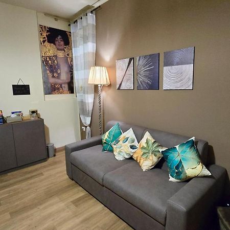 נאפולי Casa Vacanze Oikia - Room Girasole מראה חיצוני תמונה